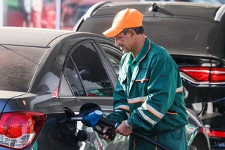 　ロシアが実効支配するウクライナ南部クリミア半島シンフェロポリの給油所で働く男性＝９月２６日（タス＝共同）