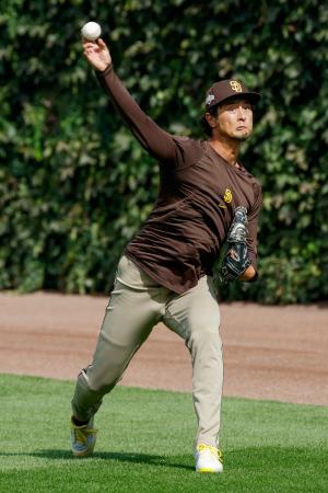 　キャッチボールするパドレスのダルビッシュ＝シカゴ（共同）