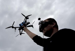 　飛行訓練に臨むウクライナ軍ドローン部隊の操縦士＝５月（共同）