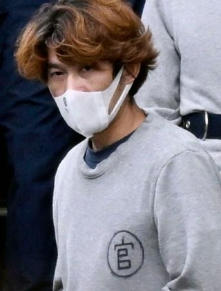 　送検される本間友希容疑者＝２日午前９時１５分、横浜・栄署