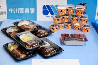 　東本拓也容疑者が「出前館」で注文した商品と同じアイスクリームや弁当＝２日午前、名古屋・中川署