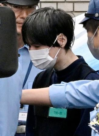 　送検のため名古屋・中川署を出る東本拓也容疑者＝２日午前８時３２分