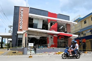 　２日、フィリピン中部セブ島ボゴで、地震で損壊した店舗（共同）