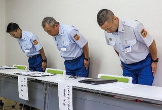 　謝罪する和歌山県新宮市消防本部の竹田和之消防長（中央）ら＝２日午前、新宮市
