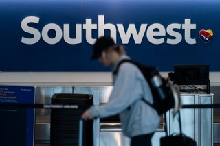 　米西部ロサンゼルス国際空港にあるサウスウエスト航空のカウンター＝２０２３年４月（ＡＰ＝共同）