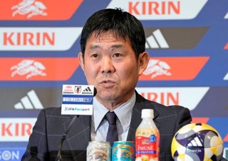 　サッカー国際親善試合のパラグアイ戦とブラジル戦に臨む日本代表メンバーを発表し、記者会見する森保監督＝２日、東京都港区