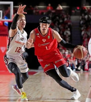 　オープン戦の越谷戦で攻め込む千葉Ｊの渡辺（右）＝９月、ららアリーナ東京ベイ