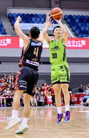 　大阪とのオープン戦でシュートを狙う北海道・富永＝９月、おおきにアリーナ舞洲（（Ｃ）Ｂ．ＬＥＡＧＵＥ）