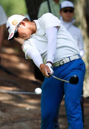 　第１日、１１番でティーショットを放つ出水田大二郎。５アンダーで首位＝三好ＣＣ