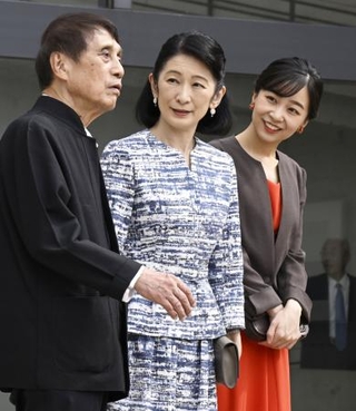 　安藤忠雄さん（左）の案内で「ベネッセハウス　ミュージアム」を視察される紀子さまと佳子さま＝２日午後、香川県直島町