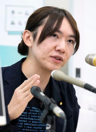 　記者会見するチームみらいの安野党首＝２日午前、国会