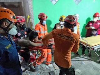 　インドネシア・シドアルジョの倒壊したイスラム寄宿学校から救出された少年＝１日（国家捜索救助庁提供・共同）