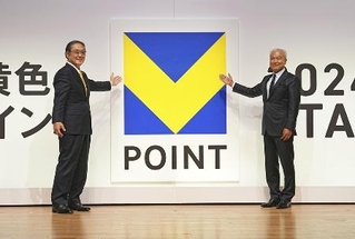 　２０２３年、新しいロゴの前で撮影に応じる三井住友フィナンシャルグループの太田純社長（左）とカルチュア・コンビニエンス・クラブの増田宗昭会長兼ＣＥＯ（肩書きは当時）＝東京都千代田区