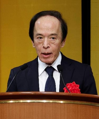 　地元経済団体との懇談会で講演する日銀の植田総裁＝３日午前、大阪市北区