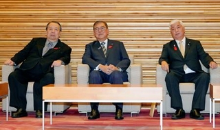 　閣議に臨む（左から）村上総務相、石破首相、中谷防衛相＝３日午前、首相官邸
