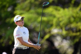 　ロッテ選手権第２ラウンド、１４番でティーショットを放つ岩井明愛＝２日、米ハワイ州エワビーチ（ゲッティ＝共同）