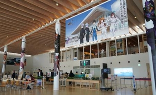 　「シン・ハママツ計画」の一環で、横断幕などが飾られた静岡空港のロビー＝３日午前