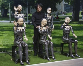 　ロボット学者の石黒浩氏（奥中央）が手がけたアンドロイド＝２月、大阪市此花区の夢洲