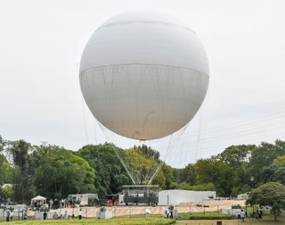 　４日から運航が始まる、仁徳天皇陵古墳を一望できるガス気球＝３日午後、堺市