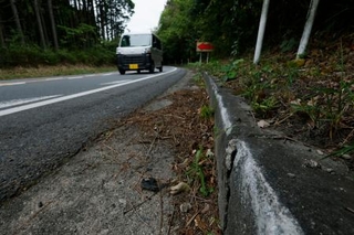 　軽乗用車が横転し５人が死亡した事故現場。周辺の縁石には白い傷があった＝３日午後２時４６分、三重県名張市