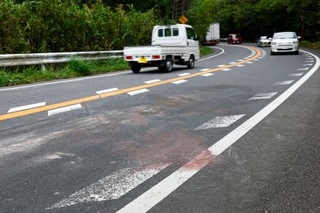 　軽乗用車が横転し５人が死亡した事故現場＝３日午後２時２１分、三重県名張市