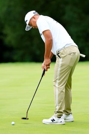 　第２日、１番でパットを放つ小斉平優和。通算８アンダーで首位＝三好ＣＣ