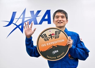 　ポーズをとるＪＡＸＡの大西卓哉飛行士＝３日午後、東京都千代田区