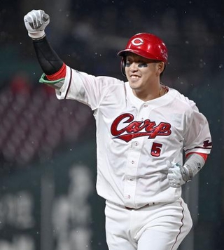 　１回、安打を放ちガッツポーズの広島・小園＝マツダ