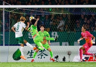 　湘南-東京Ｖ　後半、ヘディングで先制ゴールを決める東京Ｖ・染野（９）。ＧＫ真田＝レモンＳ