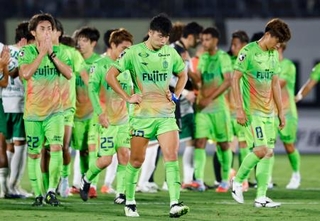 　東京Ｖに敗れ、肩を落とす鈴木章（中央）ら湘南イレブン＝レモンＳ