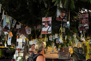 　イスラエル中部テルアビブの広場に掲げられた人質の写真＝４日（共同）