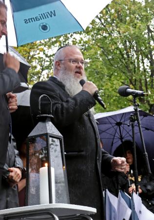 　英ユダヤ教会堂襲撃テロ事件の追悼行事で話すダニエル・ウオーカー氏＝３日、英マンチェスター（共同）