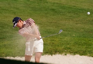 　第３ラウンド、１０番でバンカーショットを放つ岩井明愛。通算１３アンダーで首位＝ホアカレイＣＣ（共同）