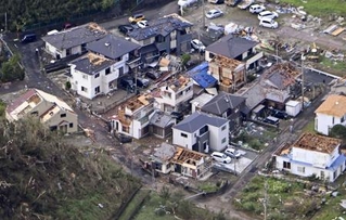 　竜巻で被災した住宅地＝９月５日、静岡県牧之原市
