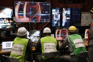 　東京電力福島第１原発３号機の原子炉格納容器内の調査に使うドローンの操縦訓練＝１日午後、千葉県柏市