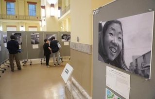 　旧日本銀行広島支店で始まった「原爆小頭症」被爆者と家族を撮影した写真展＝４日午後、広島市中区