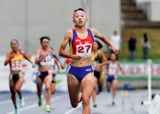 　少年女子Ａ８００メートル決勝　２分１秒７２の大会新記録で優勝した大阪・久保凜＝平和堂ＨＡＴＯスタジアム