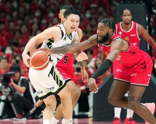 　名古屋Ｄ-北海道　第２クオーター、ボールを奪われる北海道・富永（左）＝ＩＧアリーナ