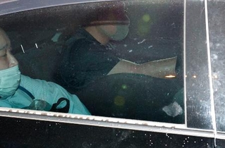 　警視庁四谷署を出る草間リチャード敬太容疑者（中央）＝４日午後７時４６分