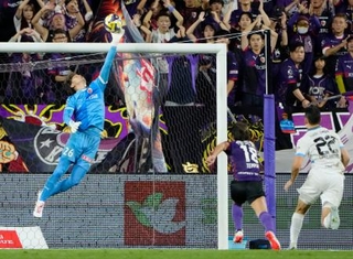 　京都-川崎　後半、ＦＫをセーブする京都・ＧＫ太田（左）＝サンガＳ