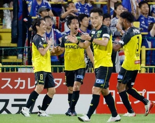 　柏-横浜Ｍ　前半、決勝ゴールを決め喜ぶ柏・小泉（左端）＝三協Ｆ柏