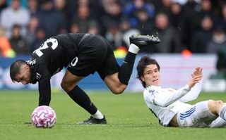 　トットナム戦で競り合うリーズの田中碧＝４日、リーズ（ロイター＝共同）