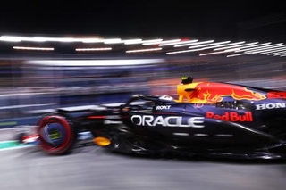 　Ｆ１シンガポールＧＰで予選に臨むレッドブルの角田裕毅＝４日、シンガポール（ゲッティ＝共同）