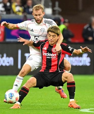 　バイエルン・ミュンヘン戦で競り合うＥフランクフルトの堂安（手前）＝フランクフルト（共同）