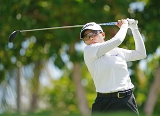 　最終ラウンド、３番でティーショットを放つ勝みなみ＝ホアカレイＣＣ（共同）
