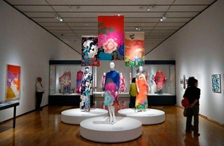 　島根県立石見美術館で開かれている森英恵さんの回顧展＝４日、島根県益田市
