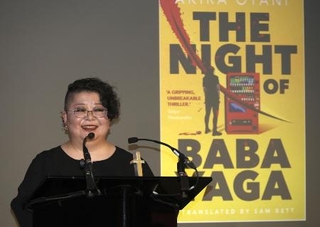 　スピーチする王谷晶さん＝７月、ロンドン