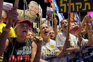 　イスラエル中部テルアビブで行われた集会で、イスラム組織ハマスに拘束されている人質の早期解放を訴える人たち＝４日（共同）