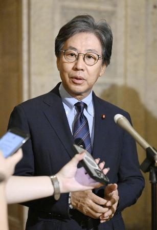 　９月、記者団の取材に応じる立憲民主党の安住幹事長＝国会