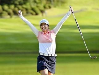 　最終日、ウイニングパットを決めて喜ぶ堀琴音。通算１９アンダーで優勝＝チェリーヒルズＧＣ